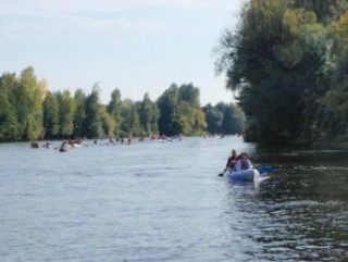  独木舟夏季郊游 